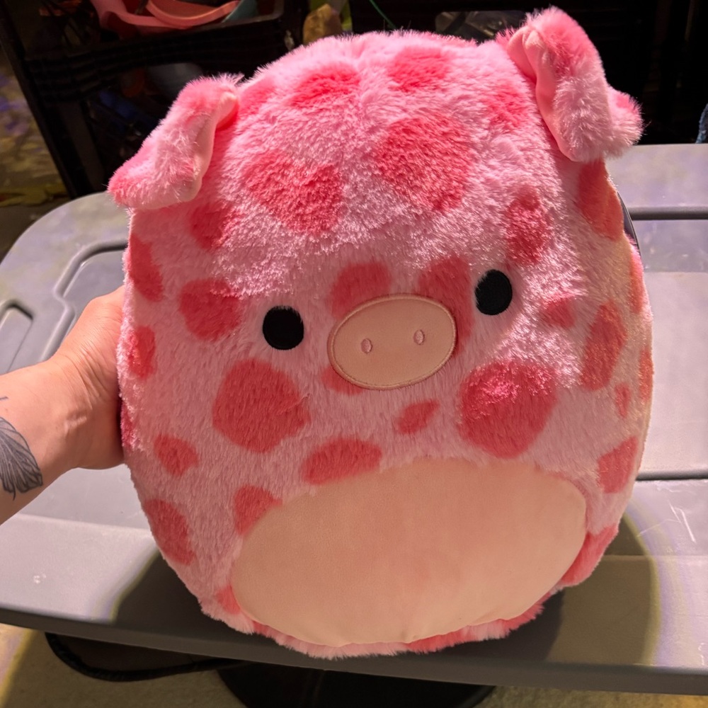 Squishmallows Fuzzamallow Gwendle the Pig